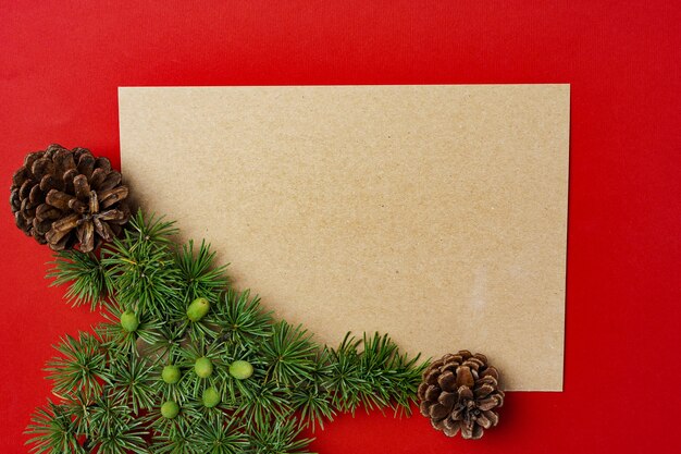 Cartão de Natal em branco com decorações festivas
