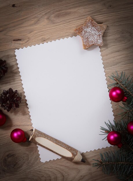 Foto cartão de natal em branco e enfeites em fundo de madeira