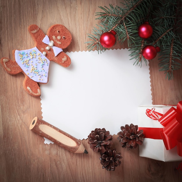 Cartão de Natal em branco e uma caixa com presente no fundo de Natal