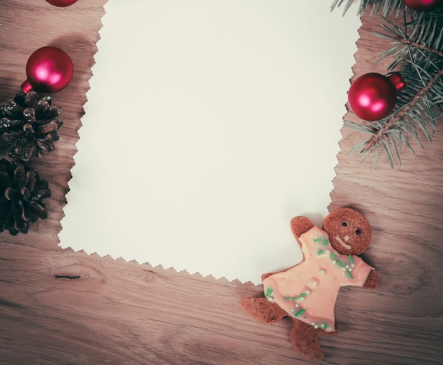 Cartão de Natal em branco, pinhas e lápis sobre fundo de madeira. lugar para texto