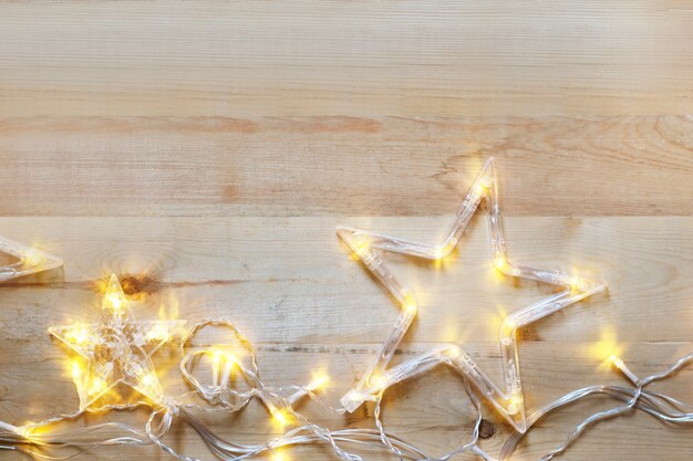 Cartão de Natal. Estrela de festão na vista superior de madeira