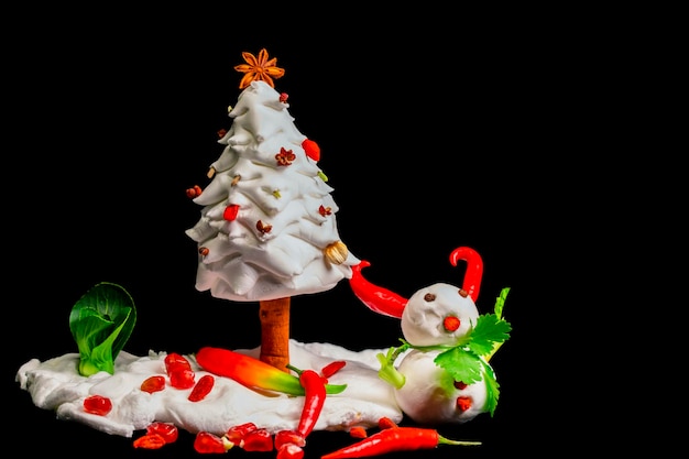 Cartão de Natal feito com ingredientes, com boneco de neve e árvore de Natal