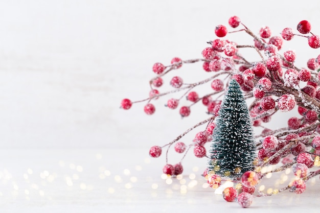 Cartão de Natal. Galho de árvore de Natal em fundo de luzes de bokeh dourado glitter.