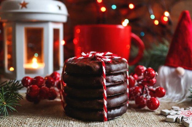 Cartão de Natal no estilo Hygge com a inscrição Biscoitos de bokeh Feliz Natal e o pequeno gnomo