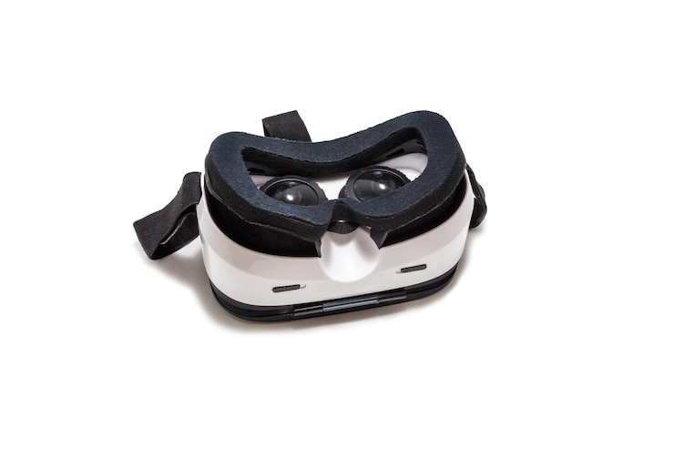 Foto cartão de óculos de realidade virtual vr ar 360 para celular isolado no fundo branco dispositivo para assistir filmes para viagens e entretenimento no espaço 3d