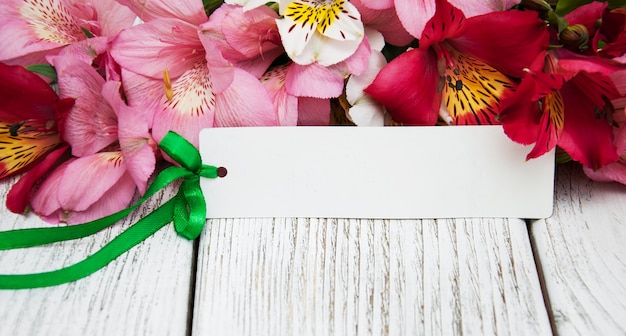 Cartão de papel com flores de alstroemeria