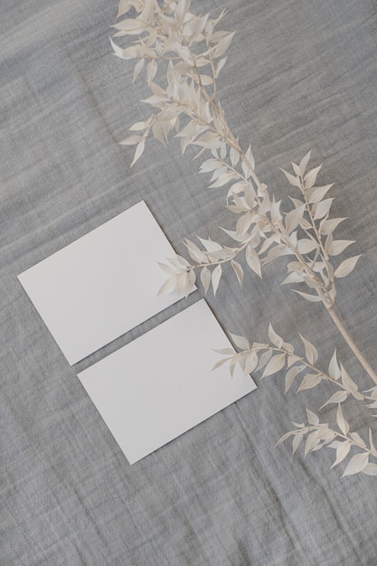 Cartão de papel em branco com espaço de cópia de maquete Vista superior plana modelo de marca estética minimalista