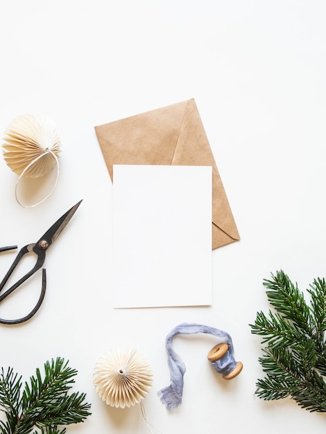 Cartão de papel para carta, envelope e decoração de natal. vista do topo.