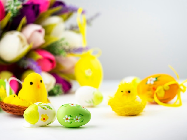 Cartão de Páscoa brilhante com flores de galinhas engraçadas de ovos coloridos e outros elementos Fundo festivo colorido brilhante