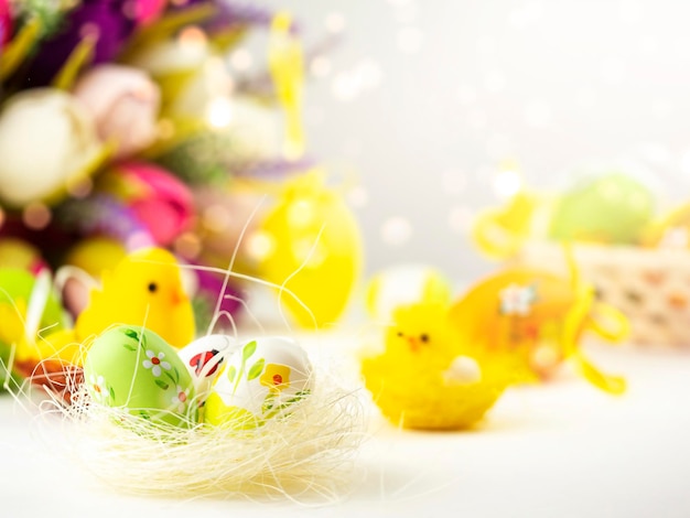 Cartão de Páscoa brilhante com flores de galinhas engraçadas de ovos coloridos e outros elementos Fundo festivo colorido brilhante
