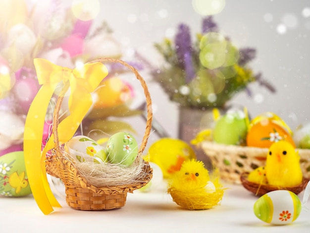 Cartão de Páscoa brilhante com flores de galinhas engraçadas de ovos coloridos e outros elementos Fundo festivo colorido brilhante