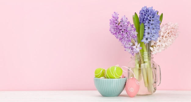 Cartão de páscoa com ovos de páscoa e flores de jacinto