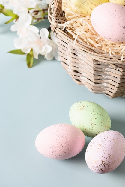 Cartão de páscoa com ovos pastel na cesta de vime para férias de primavera feliz