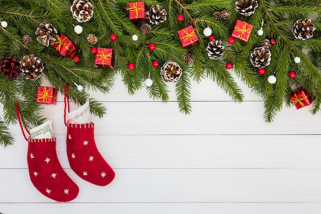 Cartão de plano de fundo de natal para férias com meias vermelhas. copie o espaço