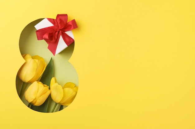 Cartão de saudação de 8 de março Corte de papel Oito feito de fundo amarelo e flores frescas de primavera Bouquet de tulipas amarelas Cartão de saudação para o Dia da Mulher em 8 de março Vista superior plana Dia Internacional da Mulher