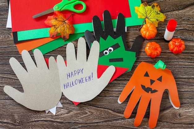 Cartão de saudação de halloween na mesa de madeira projeto de criatividade infantil artesanato para crianças