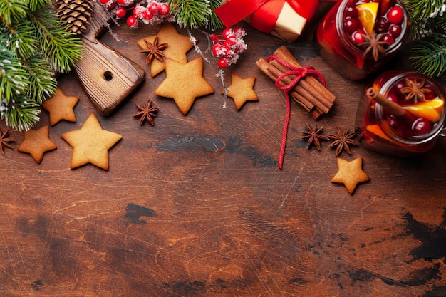 Cartão de saudação de Natal com caixa de presente de biscoitos de gengibre com vinho quente e árvore de Natal Vista superior plana com espaço para suas saudações