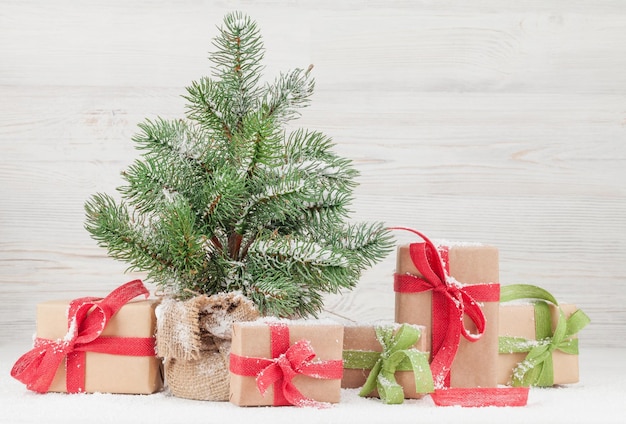 Cartão de saudação de Natal com caixas de presente de árvore de abeto
