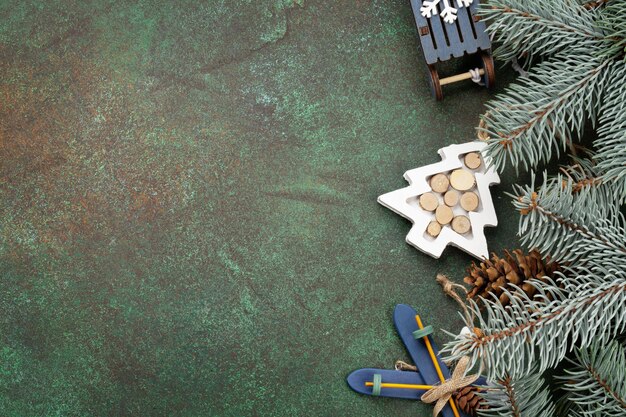 Cartão de saudação de Natal com decoração de abeto e cones de pinheiro em fundo de pedra e espaço de cópia para suas saudações de Natal Vista superior plana