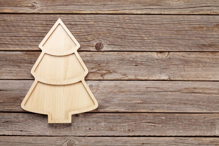 Foto cartão de saudação de natal com placa em forma de árvore de abeto na mesa de madeira