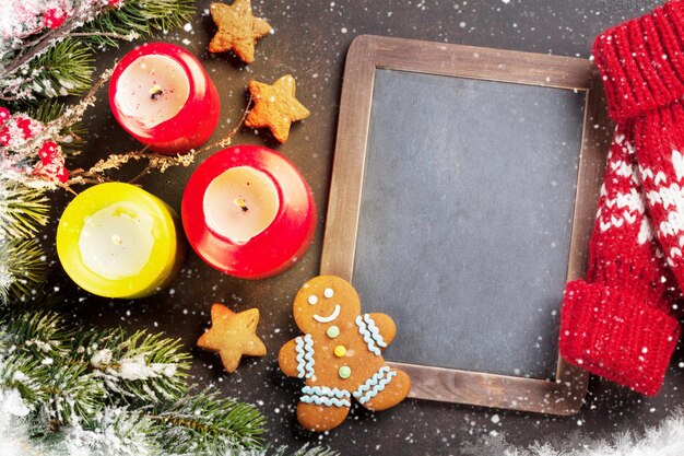 Cartão de saudação de Natal fundo de Natal com velas de abeto de neve e biscoitos de pão de gengibre Vista de cima com espaço para suas saudações