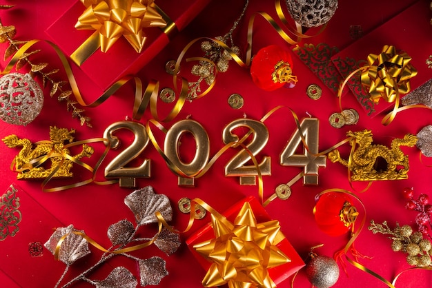 Cartão de saudação do Ano Novo Chinês 2024 Vermelho brilhante Ano Asiático do Dragão com fundo de dragão dourado Figurina chinesa Lanternas tradicionais presentes de jóias moedas biscoitos com desejos cópia de espaço