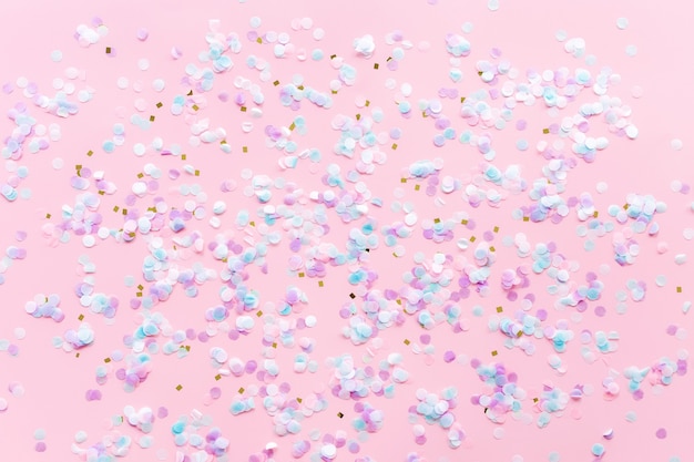 Cartão de saudação ou convite de casamento ou aniversário com glitter e confetes em fundo rosa. Foto de alta qualidade