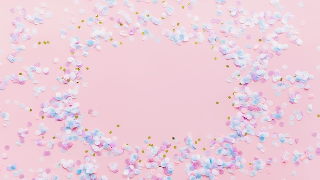 Cartão de saudação ou convite de casamento ou aniversário com glitter e confetes em fundo rosa. foto de alta qualidade