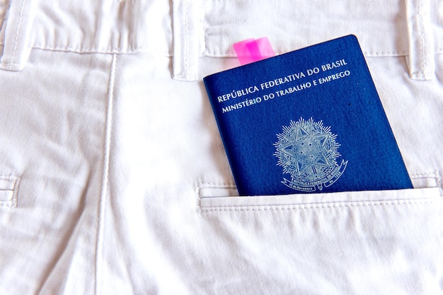 Cartão de trabalho brasileiro no bolso da calça jeans branca