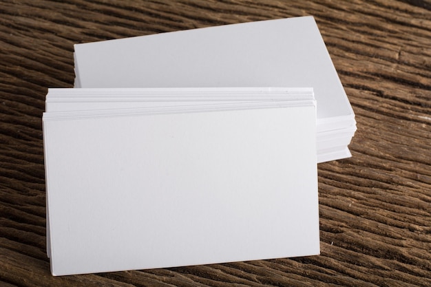 Cartão de visita branco em branco apresentação da identidade corporativa em fundo de madeira