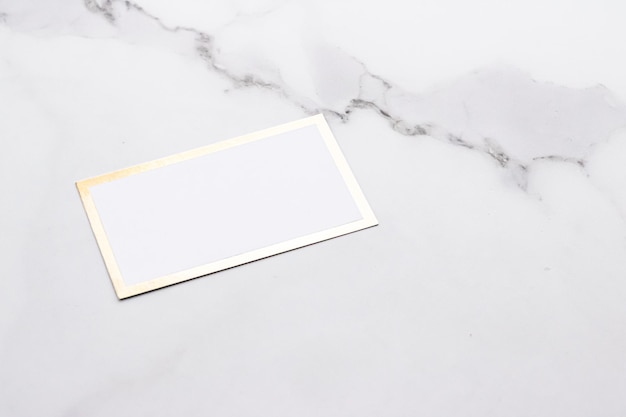 Foto cartão de visita chique ou maquete de convite em papel de fundo de mármore e marca de papelaria