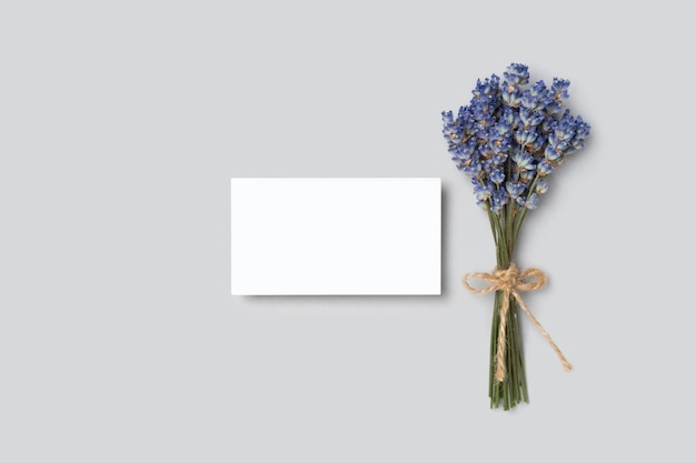 Cartão de visita de desconto de maquete de dois cortes em um fundo cinza minimalismo e flores de lavanda