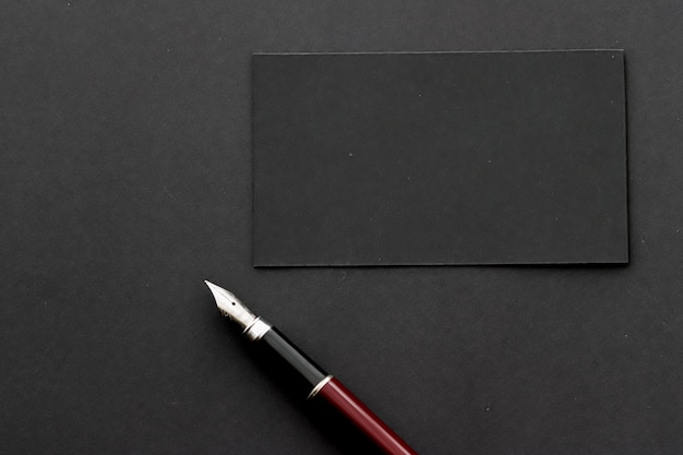 Cartão de visita preto em branco para maquete como marca de luxo de fundo de escritório e design de identidade corporativa
