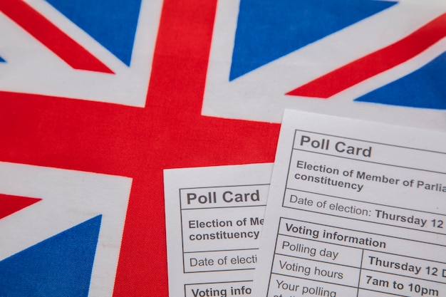 Cartão de votação de votação para a eleição geral do reino unido em uma bandeira do union jack