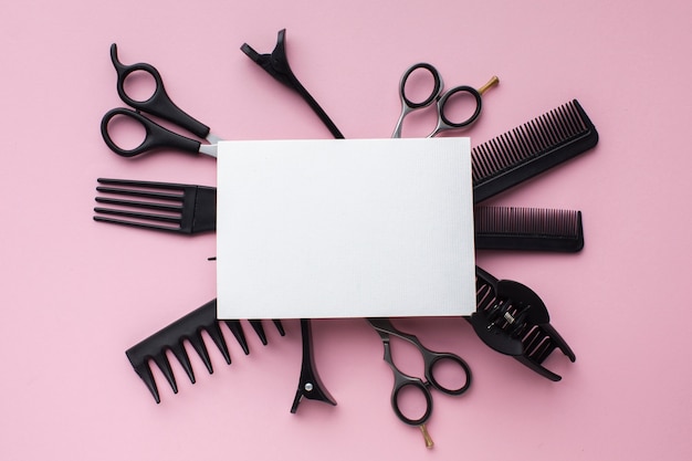 Cartão em branco cercado por ferramentas de cabelo