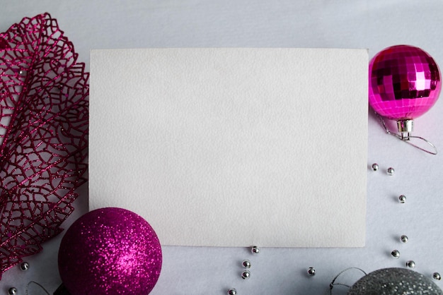 Cartão em branco com decorações de Natal