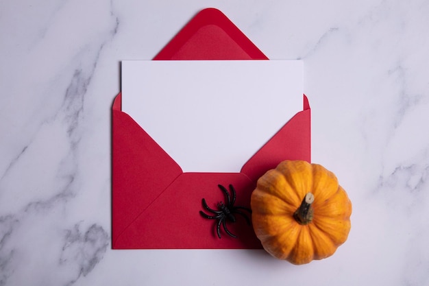 Cartão em branco de Halloween e envelope com abóboras e aranhas