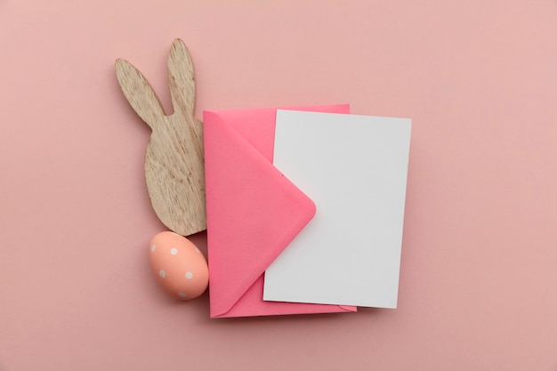 Cartão em branco de páscoa e envelope com coelhinho da páscoa e ovos