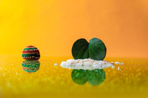 Cartão feliz dussehra, folha verde e arroz, festival indiano dussehra