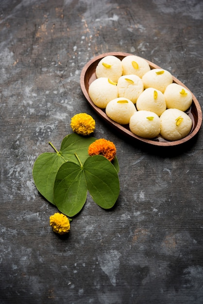 Cartão feliz Dussehra, Vijayadashami, Ayudh Puja usando apta ou Bauhinia racemosa, folha de Bidi e o doce indiano Rasgulla para Navaratri