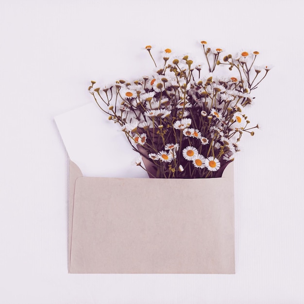 Cartão floral de flores silvestres com espaço de cópia