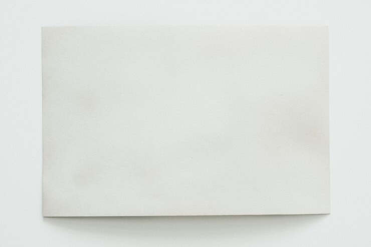 Foto cartão fotográfico branco e antigo, sobre um fundo branco.