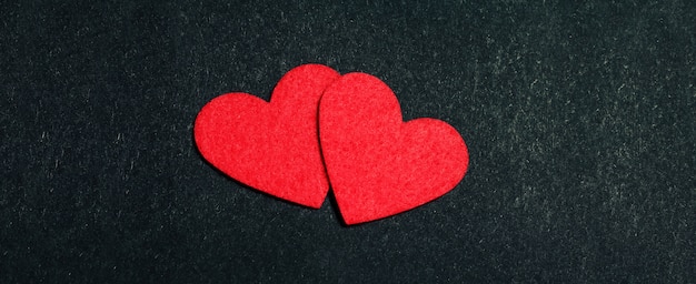 Cartão Holiday com corações em preto para o conceito de St Valentine amor