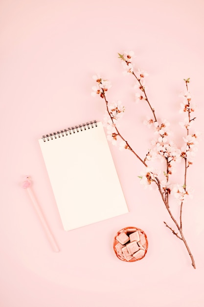 Cartão minimalista com caderno branco aberto vazio