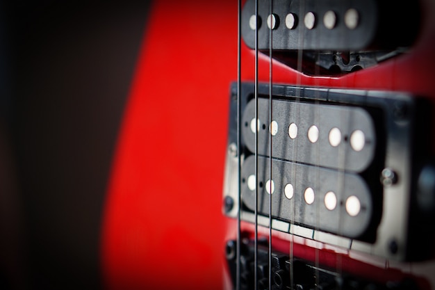 Foto cartão musical dos raios de sol da guitarra elétrica do close-up. instrumento de cordas musical.