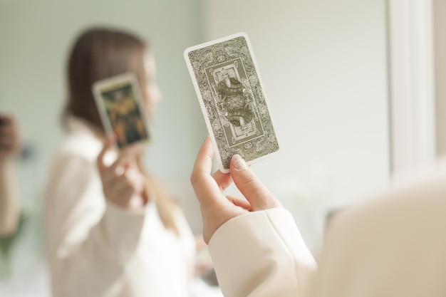 Foto cartão no reflexo da mão de uma mulher no espelho