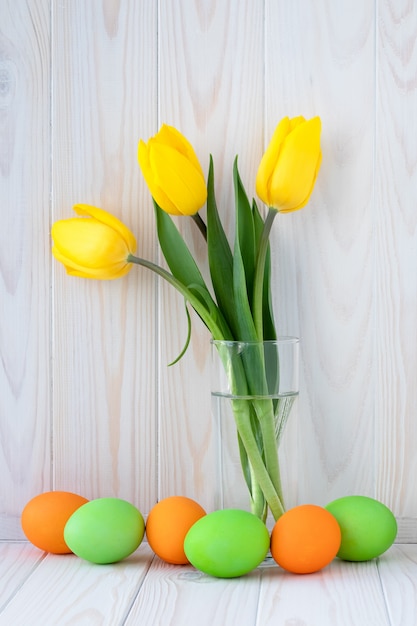 Cartão Pascal, ovos de Páscoa e buquê de flores da primavera, decoração