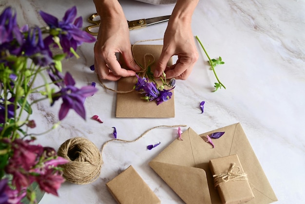 Cartão postal de flores rosa e azul, fio kraft Layout do Dia da Mulher ou Dia das Mães, Dia de São Valentim, vista superior plana