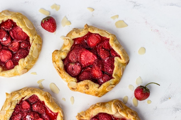 Cartão postal delicioso suculento com minicortadores de morango Vista superior de tortas de porção de baga