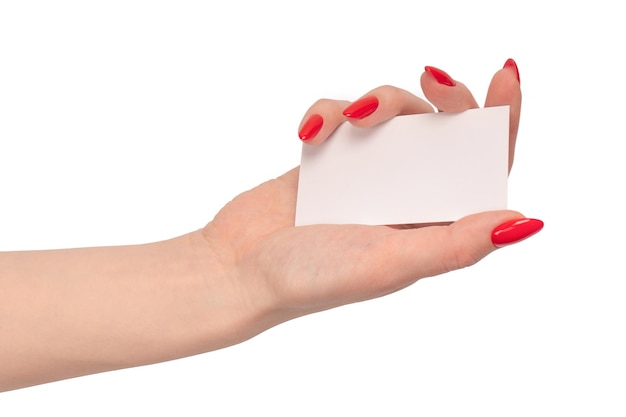 Cartão vazio na mão de uma mulher com unhas vermelhas isoladas em um fundo branco